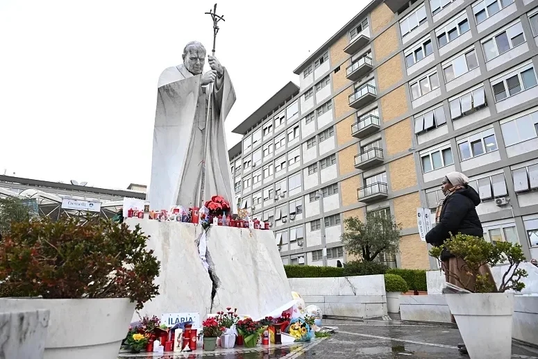 Папа Франциск остается в критическом, но стабильном состоянии