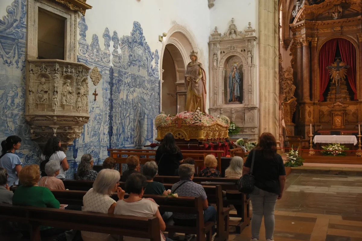 Santa Isabel bendice a los fieles en la Iglesia de Santa Cruz
