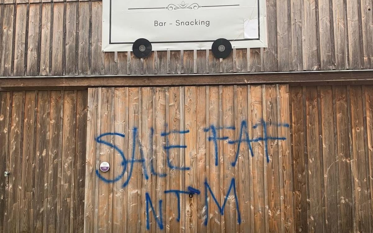 A Dordogne guinguette victim of “SS” and “Sal Faf” graffiti