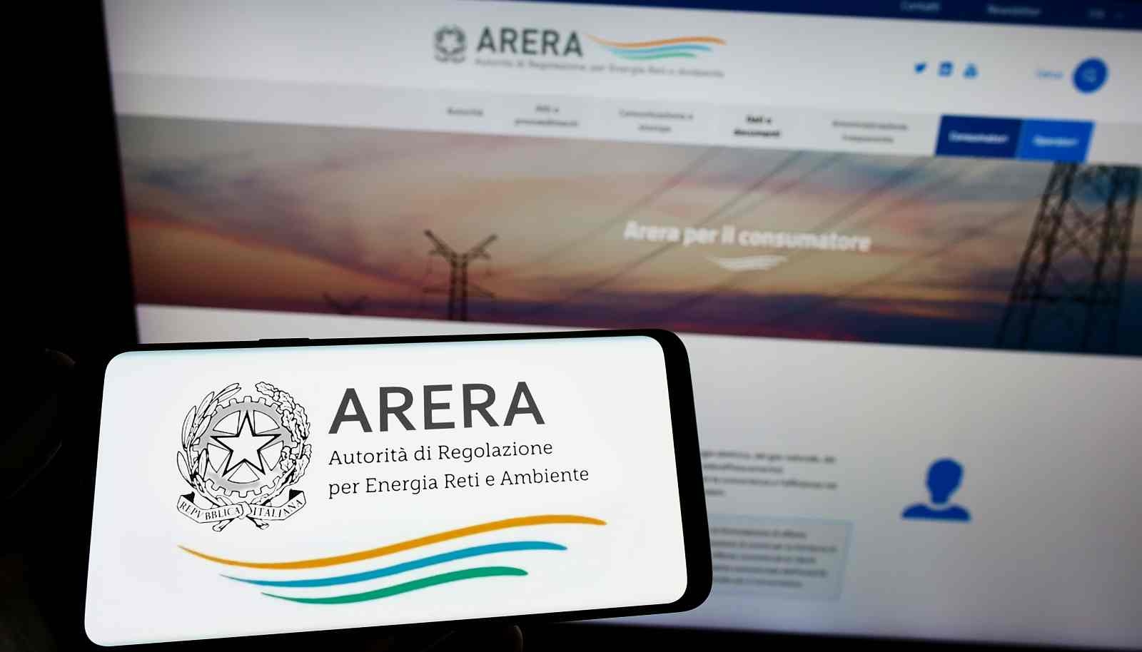 Elektrik piyasası ateş altında: Şişkin fiyatlar ve fahiş faturalar mı? ARERA anormallikler bildiriyor, ancak politikacılar sessiz kalıyor.