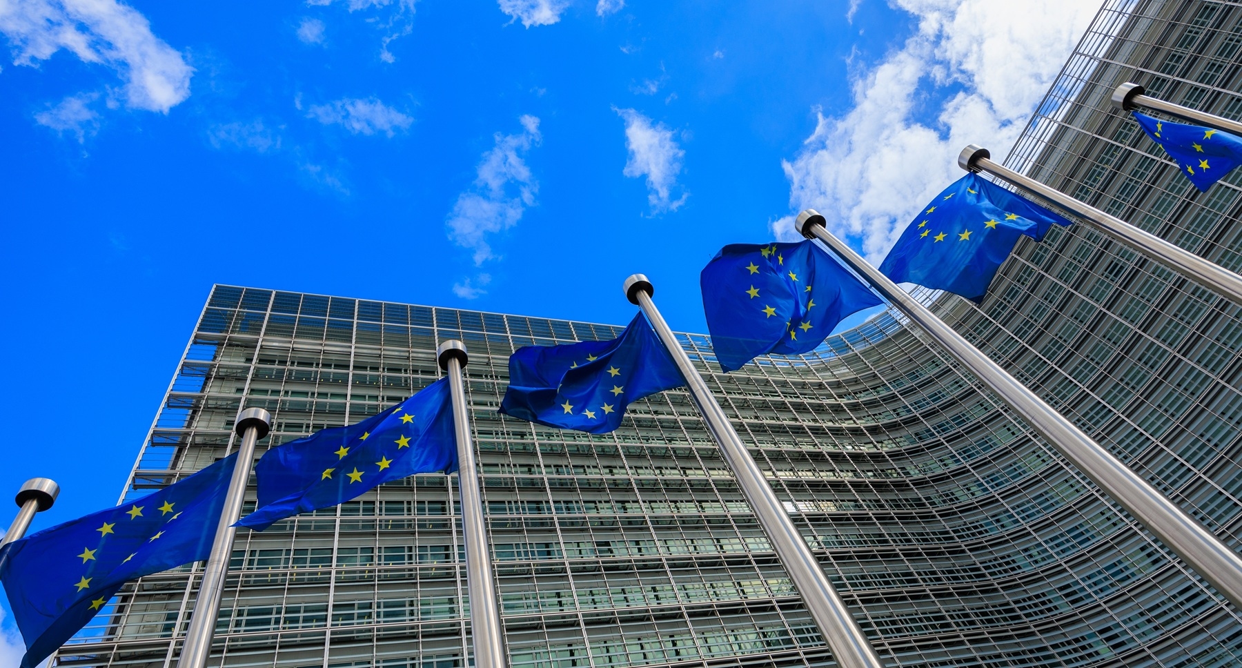 UE reprime emissões de navios e dá luz verde para isenções para automóveis