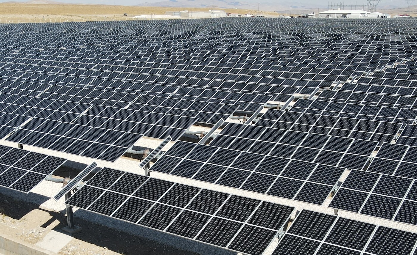 Proyecto de planta de energía solar con almacenamiento y paneles solares de origen local de Smart Solar y Aksa Energy