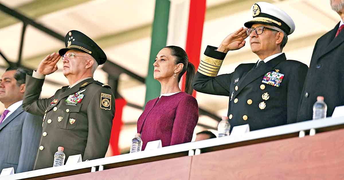 O almirante Raymundo Pedro Morales celebra a bandeira