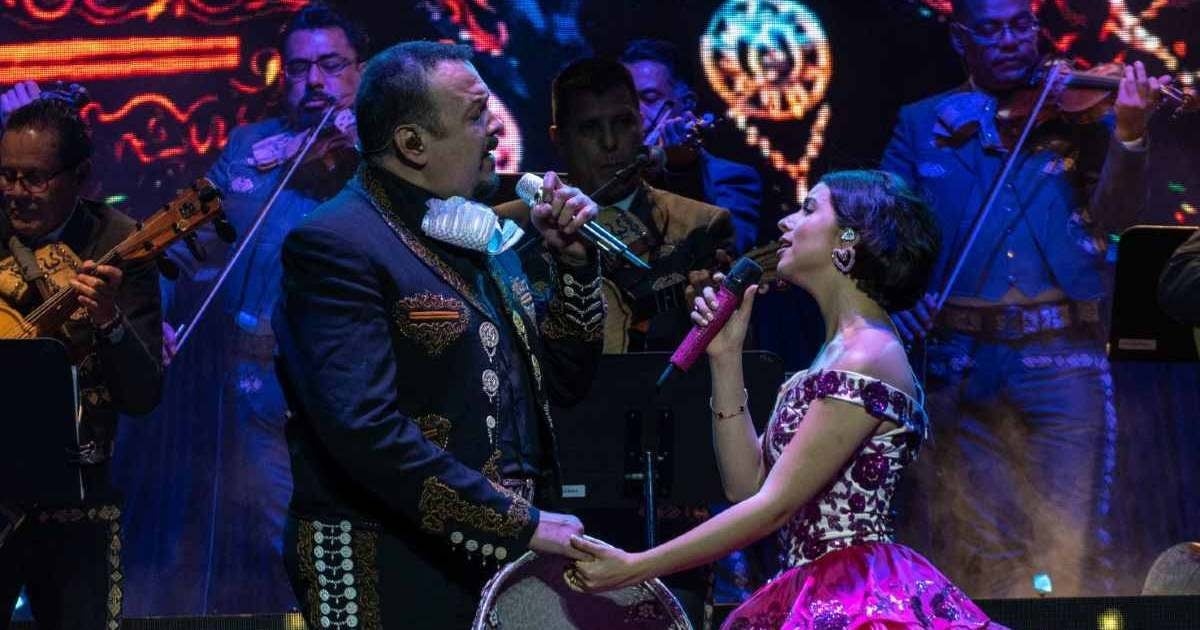 Pepe Aguilar aclara los rumores sobre 'comprar portadas' y su influencia en el éxito de Ángela Aguilar