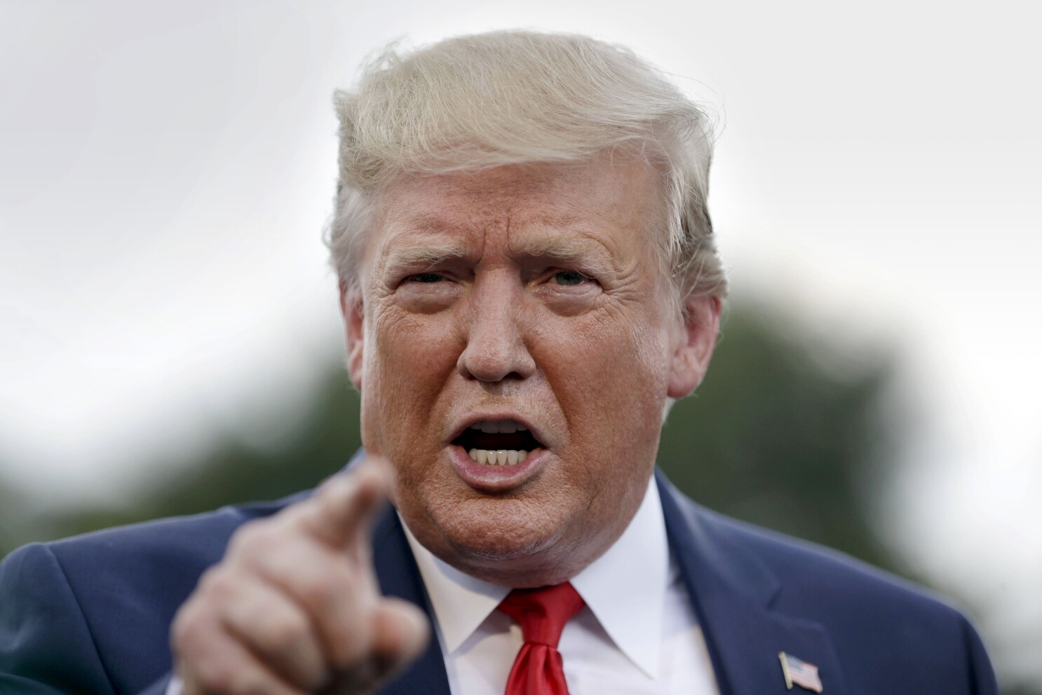 Trump podnosi podatek od przekazów pieniężnych za granicę dla osób niebędących obywatelami USA. Lewicowe ugrupowania potępiają to: około 10 miliardów dolarów rocznie jest wysyłanych z USA do Afryki Subsaharyjskiej.