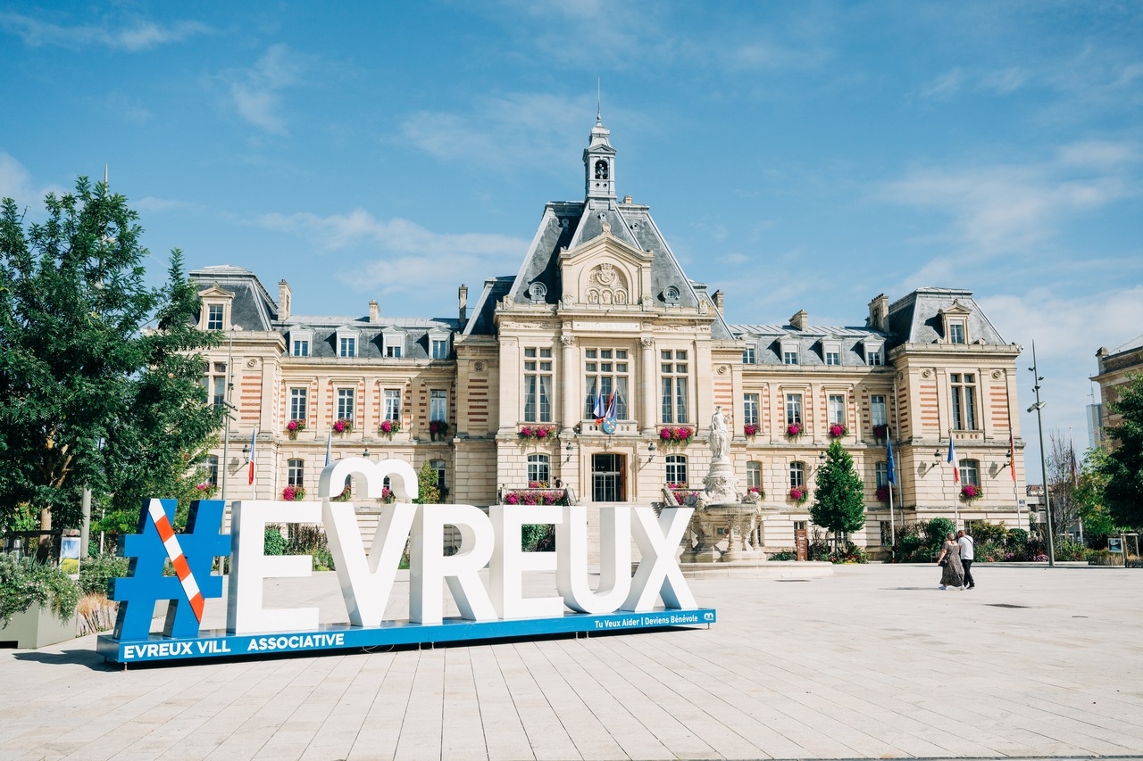 Evreux (27), centro de la ciudad. Tras un altercado, un coche atropella deliberadamente a la multitud. Un muerto y cinco heridos, dos de ellos en estado crítico.