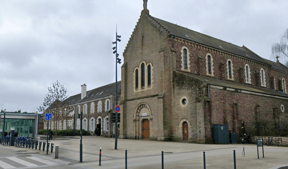 Rennes: A drunken foreigner armed with a knife causes panic in a chapel, but worshippers manage to subdue him. He is believed to be Romanian.