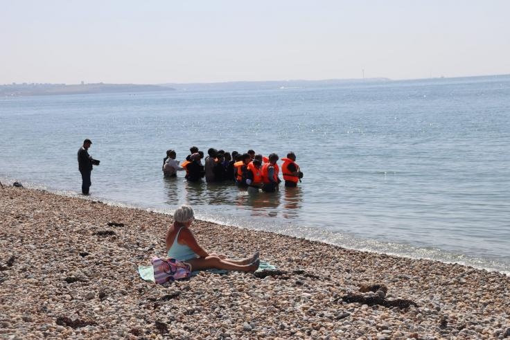 Onlarca göçmen, turistlerin önünde Audresselles'e (62) bindi: "Bunu canlı görmek çılgınca"