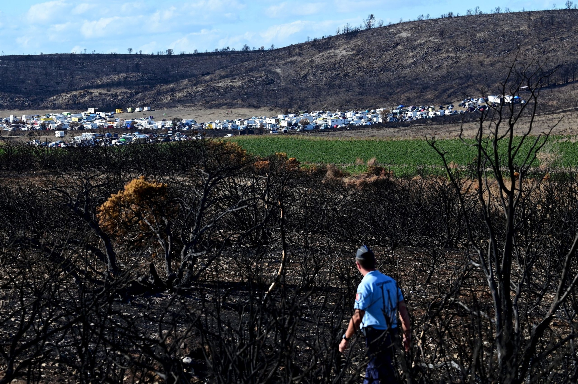 Fontjoncouse (11): indignación e ira tras la organización de una fiesta rave en un terreno devastado por los incendios de este verano. "¿La gente lo ha perdido todo aquí y viene a bailar? ¡Que se los lleve el diablo!".