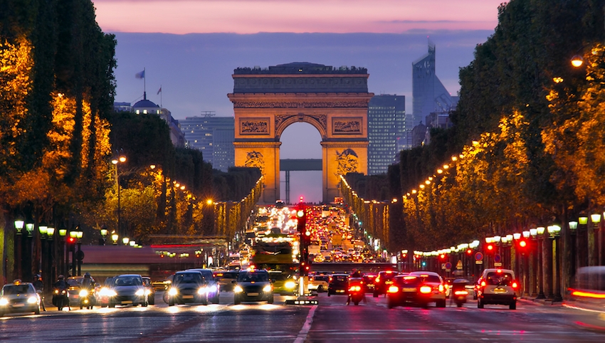 Paris. Bu hafta sonu yaklaşık elli kişi, Champs-Élysées'de araba ve ATV'lerle toplandı: Nitröz oksit etkisi altında tehlikeli bir şekilde araç kullanıyorlardı. Hiçbir tutuklama yapılmadı.