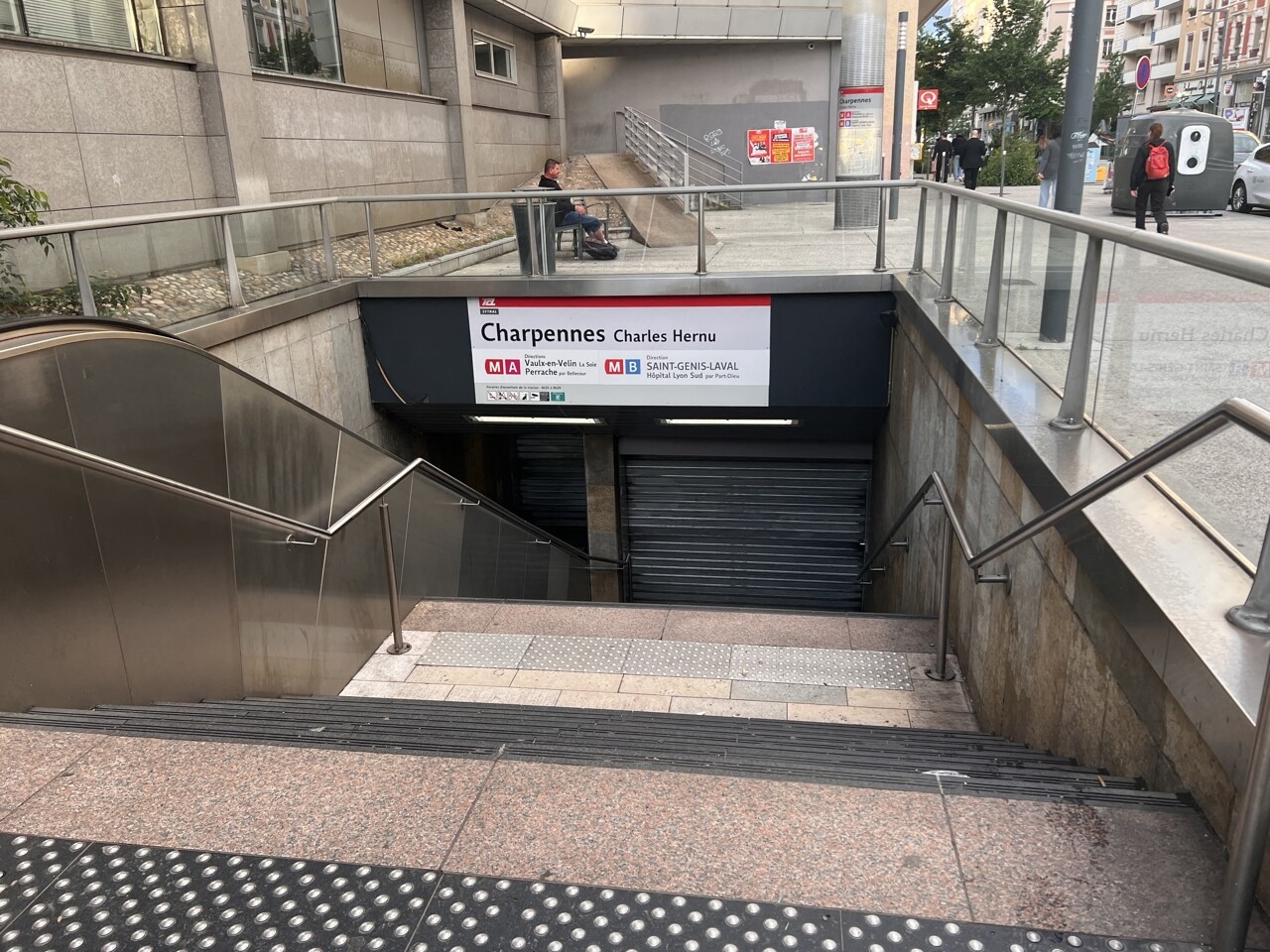 Villeurbanne (69): Charpennes metro istasyonunda bıçakla öldürülen Cezayirli evsiz bir adam