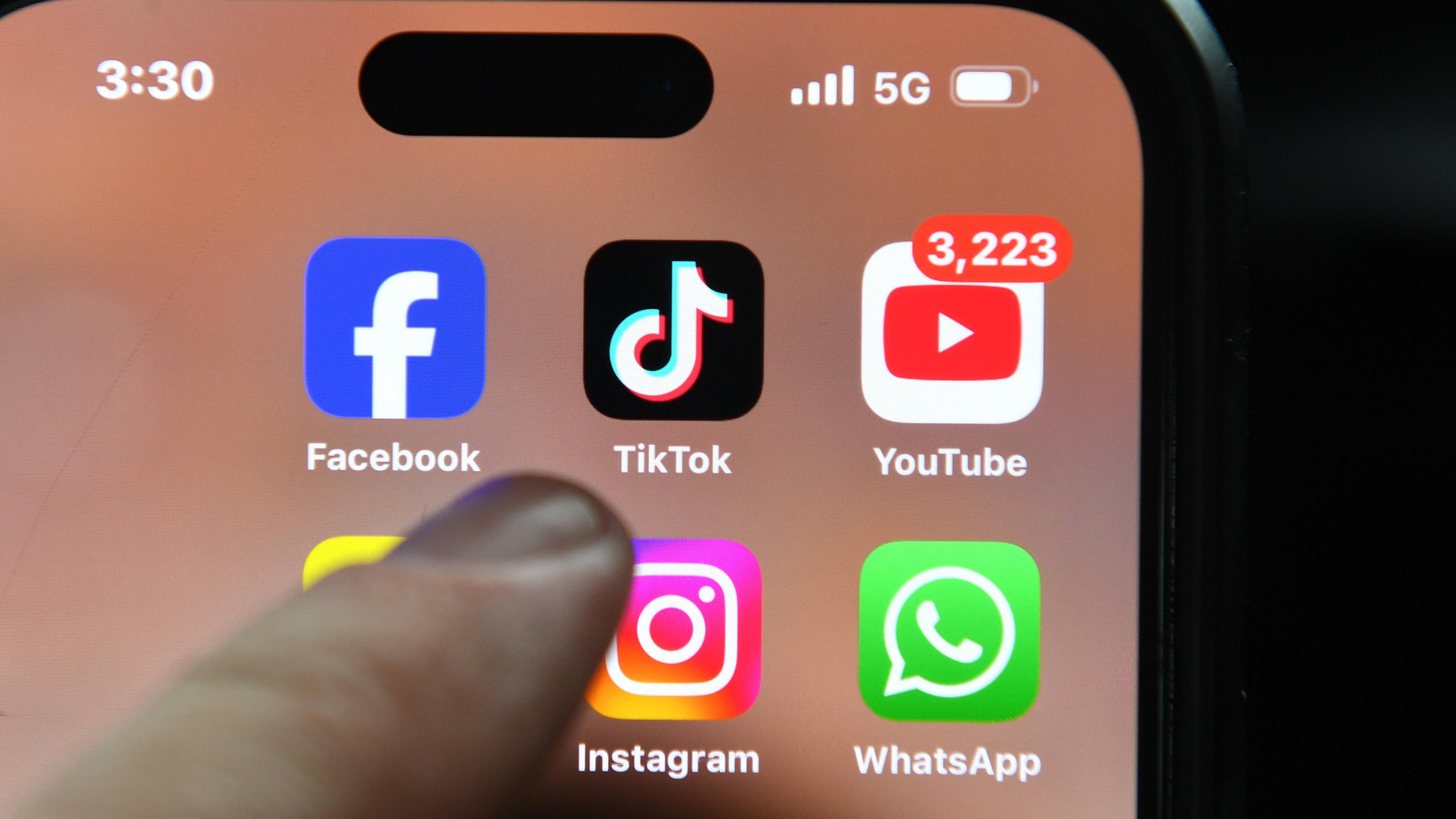 Estudo da Metricool: Alcance de vídeos curtos cai – exceto no Facebook