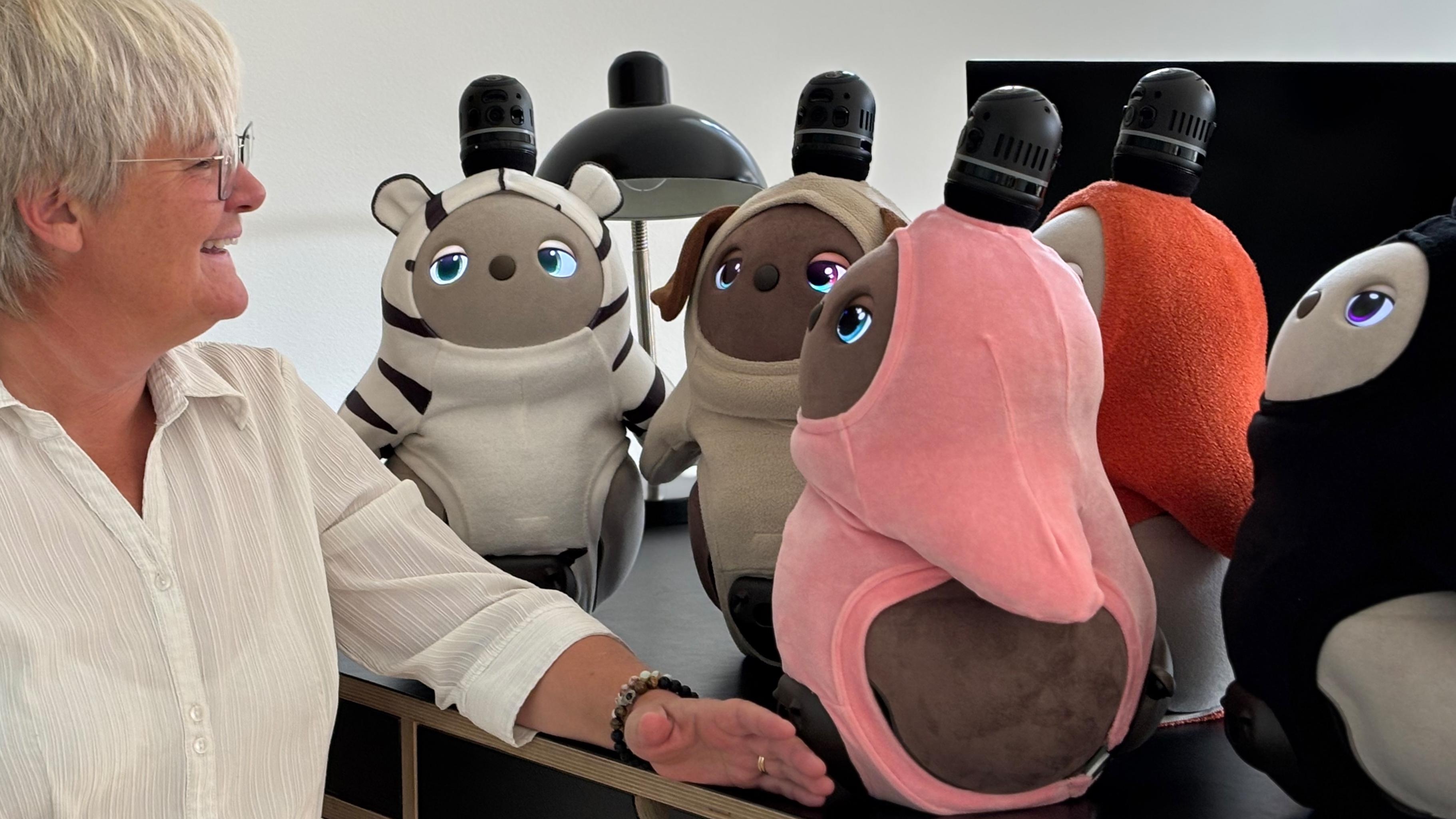 „Przyjaciele i budowniczowie mostów”: Jak roboty społeczne podbijają codzienne życie w Japonii