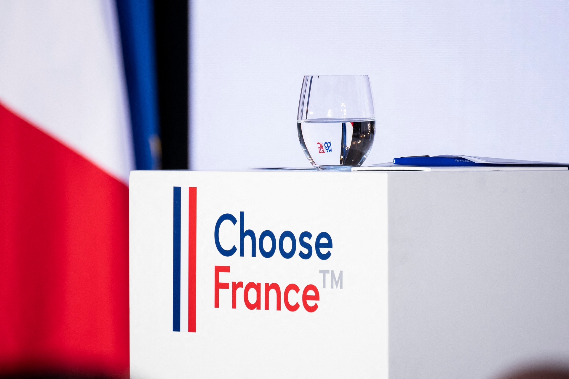 Wählen Sie Frankreich: das Treffen der großen Bosse in Versailles in einem Paralleluniversum