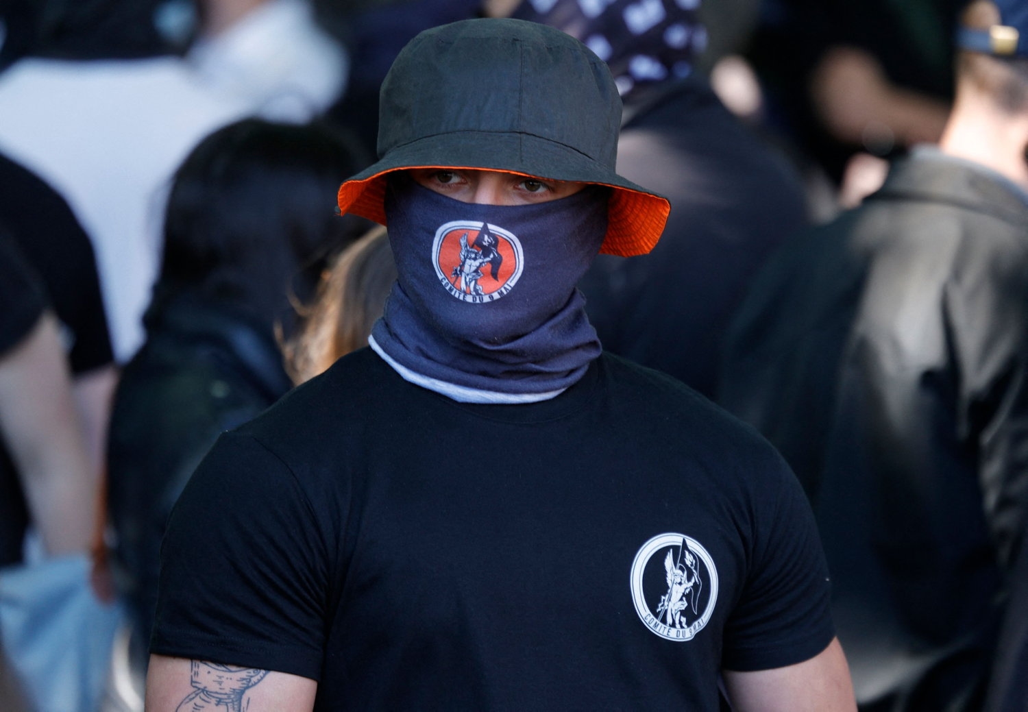 "Los Húsares": revelaciones sobre el grupo neofascista, heredero de los Zuavos, que ataca en París