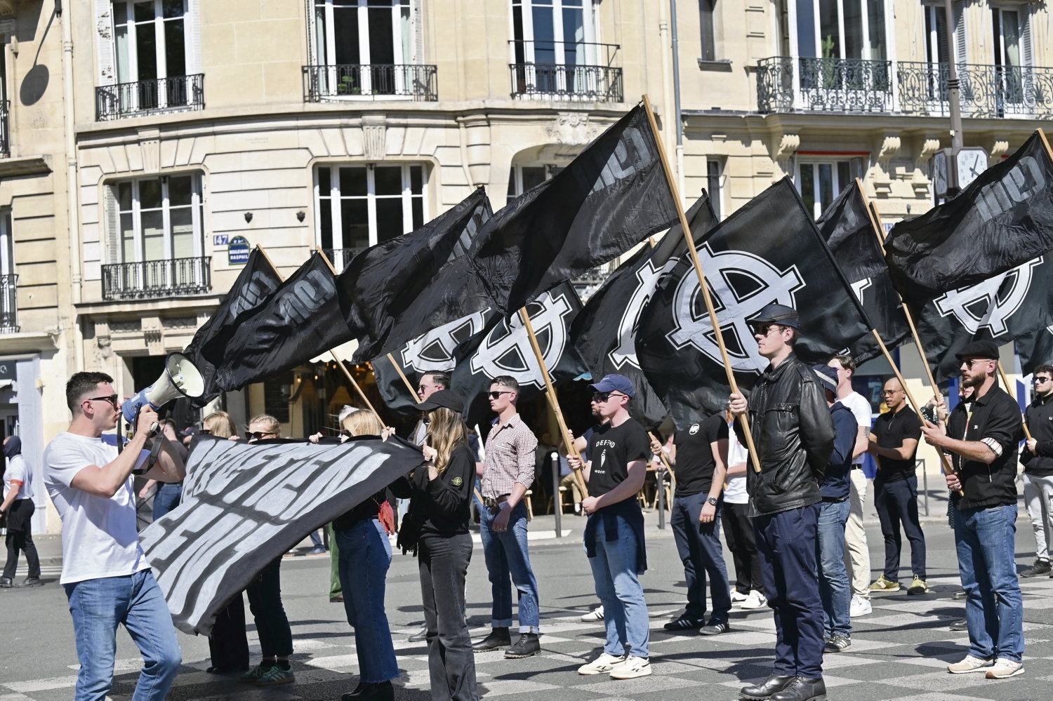 Neo-fascist demonstration in Paris: behind the folklore, the far-right strikes again