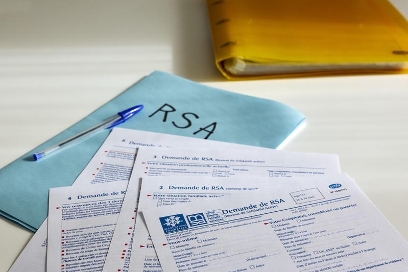 Beschäftigung: Arbeitslosigkeit sinkt, Armut nimmt zu