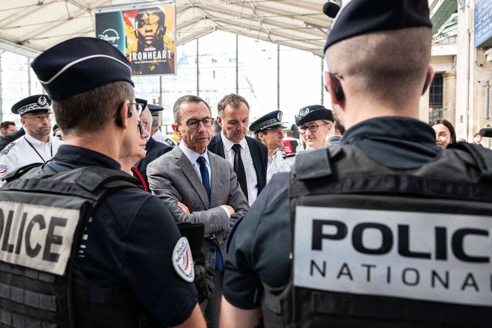 „Ein weiterer Schritt zur Trivialisierung des Racial Profiling“: Mehrere Justizgewerkschaften verurteilen Retailleaus Jagd auf Migranten