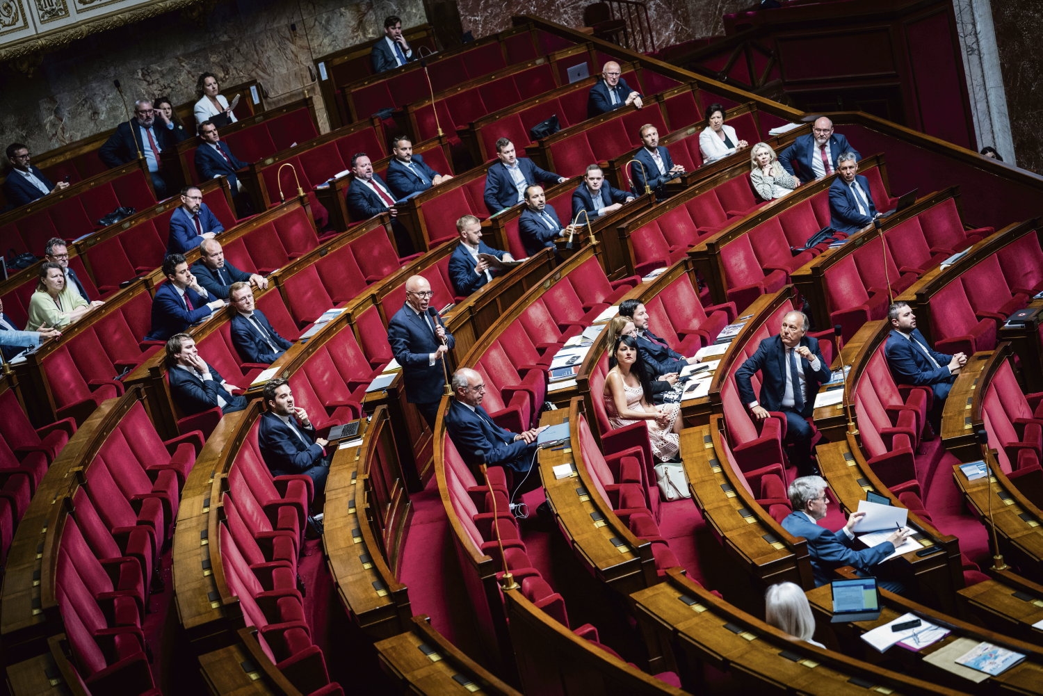 En la Asamblea, Éric Ciotti y la UDR defienden una "ley de compinches" para salvar la candidatura de Marine Le Pen a las presidenciales.