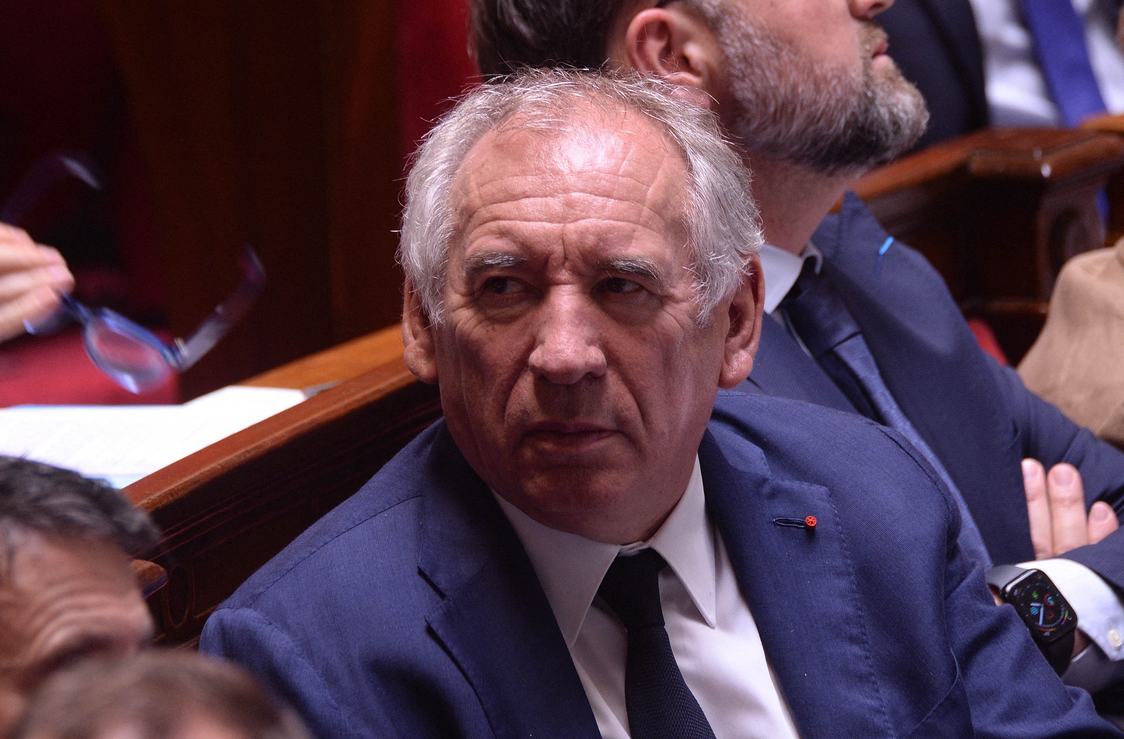 En Chartres, François Bayrou da plenos poderes a los prefectos para recortar el gasto estatal.