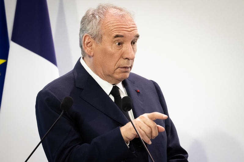 211 miliardów dolarów pomocy publicznej dla przedsiębiorstw... I jednym machnięciem różdżki Bayrou zmniejsza rachunek o połowę!