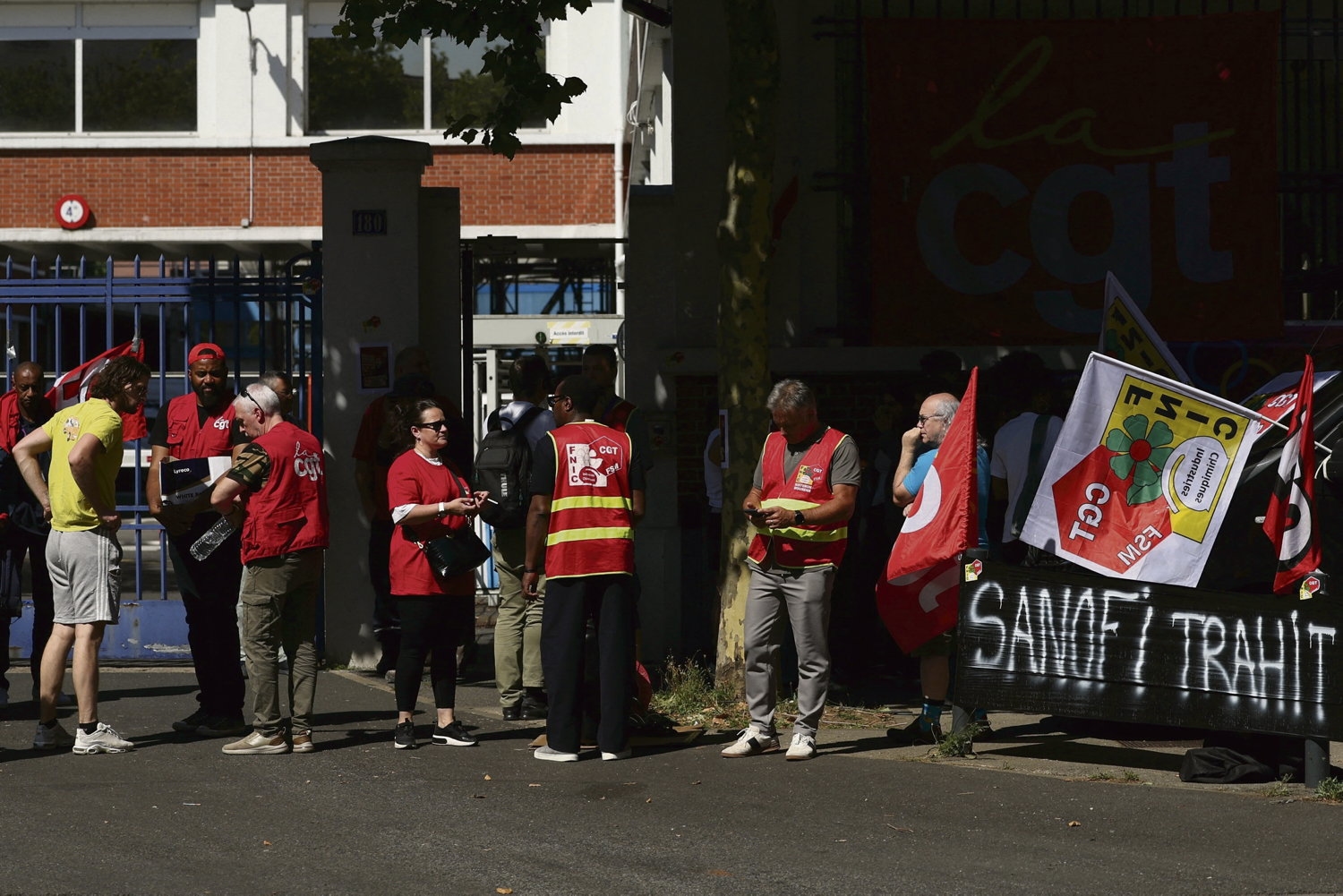 “Alcuni colleghi lavorano qui da trent’anni!”: a Maisons-Alfort, Sanofi continua la sua frenesia di vendite… e la sua corsa al profitto