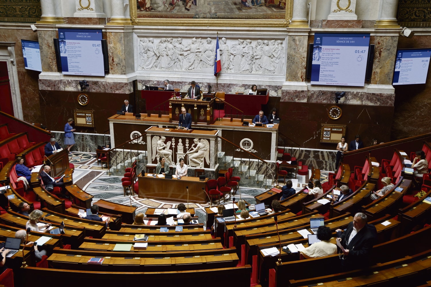 Entre la derrota y la deserción, los diputados macronistas se quedan sin aliento antes de las vacaciones de verano.