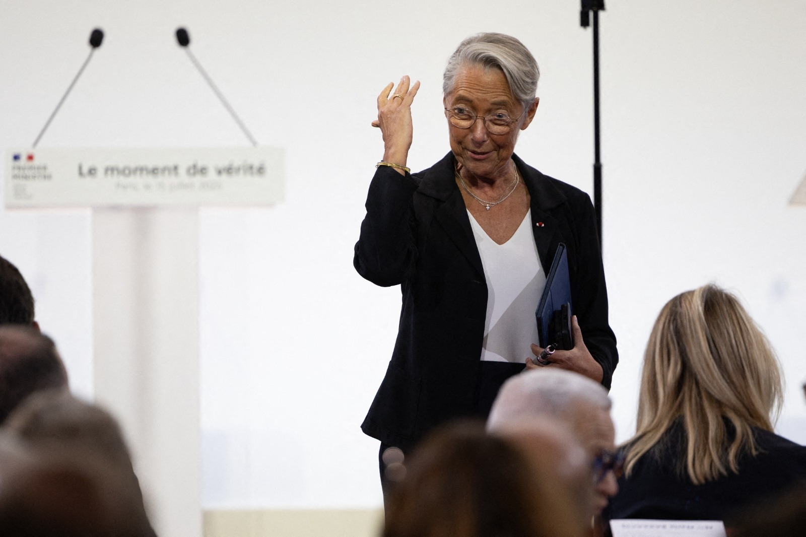 Powrót polityczny: pośród mgły Élisabeth Borne utrzymuje kurs... starannie unikając rozmów o budżecie