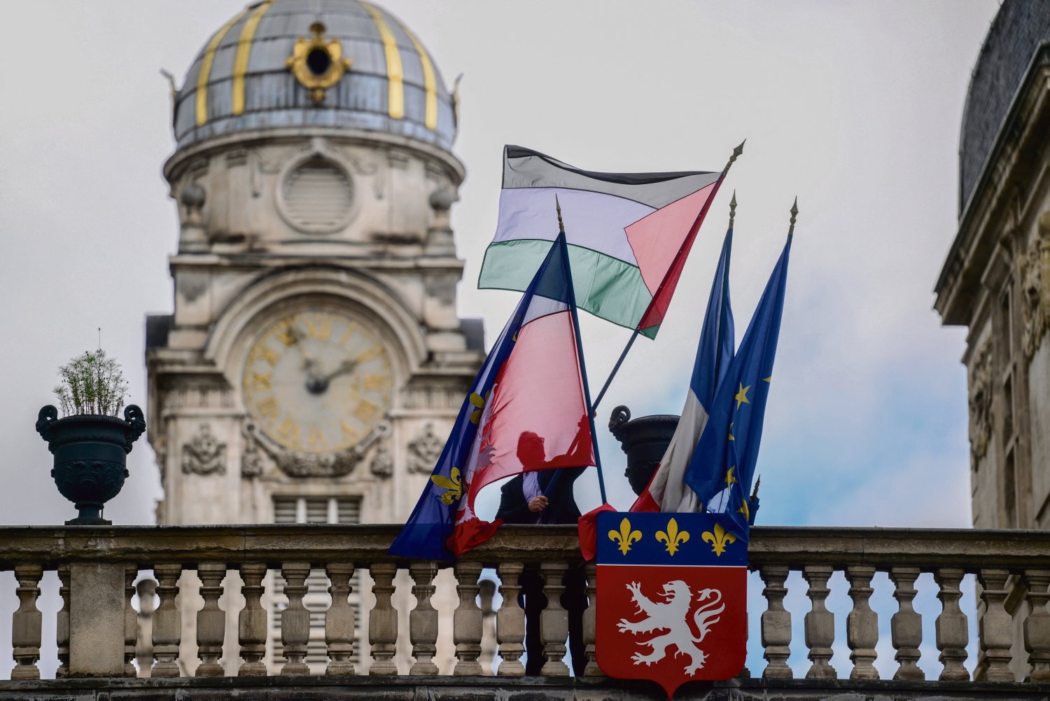 En solidarité avec Gaza, une cinquantaine de mairies brandissent le drapeau palestinien et provoquent la colère de Bruno Retailleau