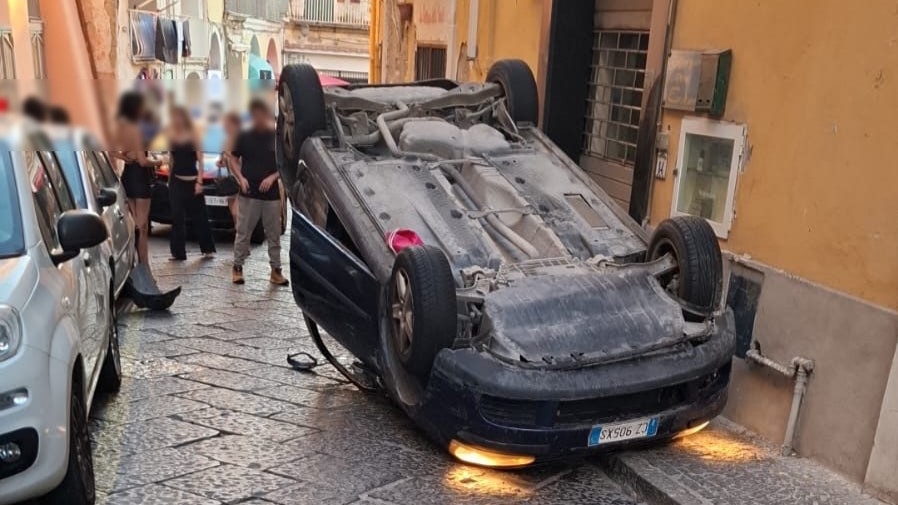 Fears erupted at dawn in Ischia Ponte: a car with five young people on board overturned, but no one was injured.
