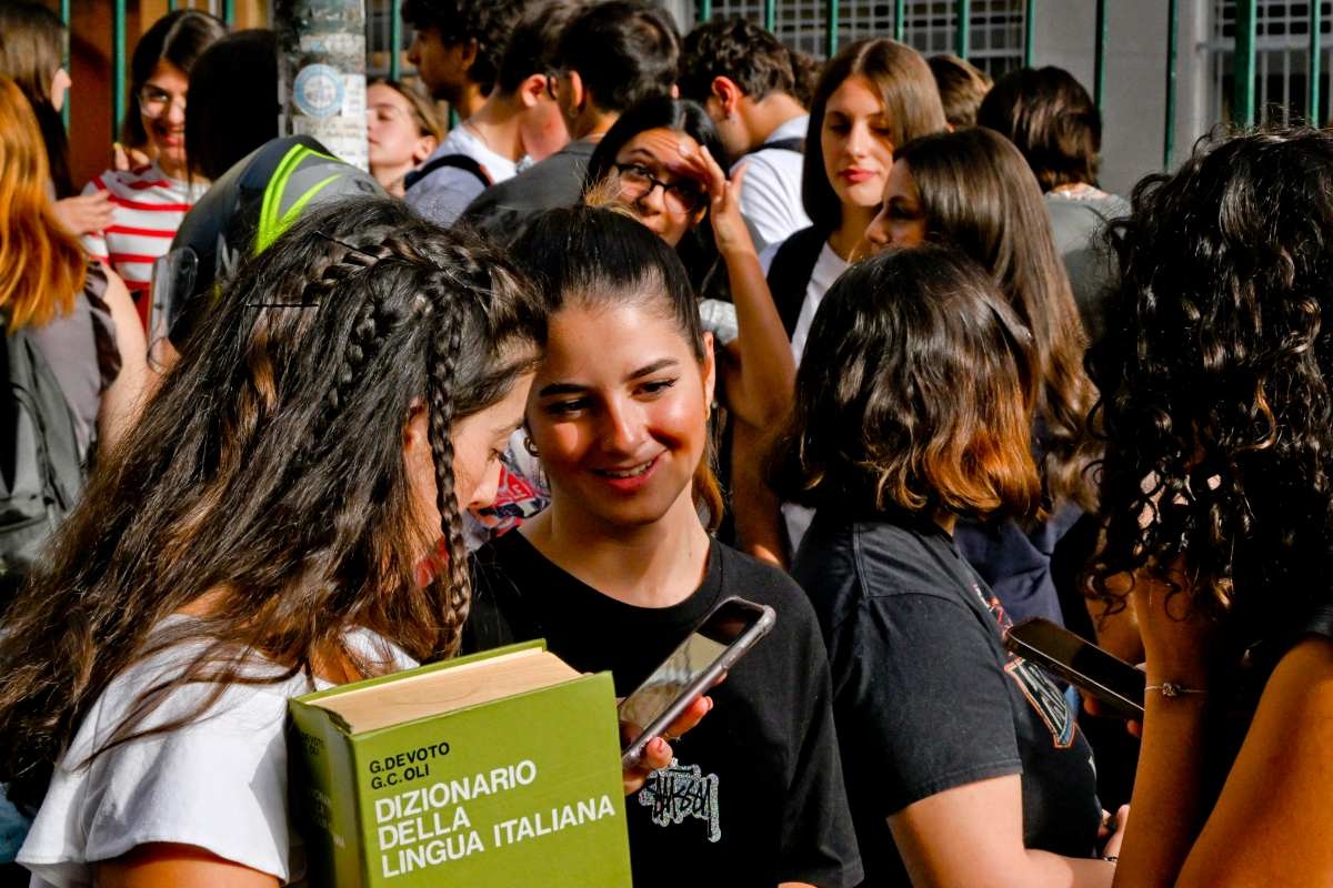 SCHOOL/ Lyotard, storytelling, and construction: how to defeat the temptation of cell phones