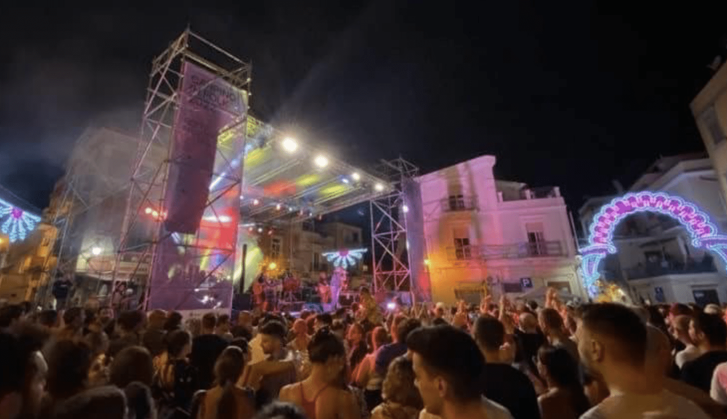 Carpino, gelenek, kültür ve halk müziğinin beş gün boyunca bir araya geldiği Carpino in Folk Festivali ile ışık saçıyor.