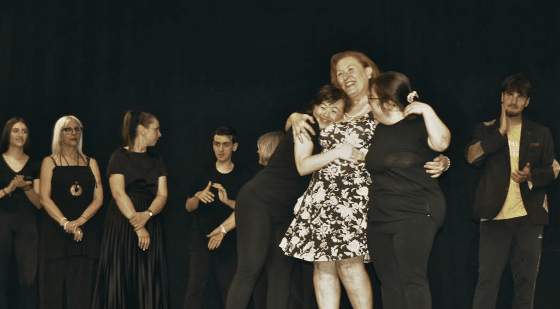 “Duvarın Aşağısındaki Eskiz” Teatro Regio in Foggia'yı büyülüyor: sahnede sanat aracılığıyla kapsayıcılık