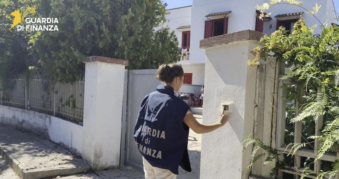De financiële politie controleert op kortetermijnverhuur en huisvesting in "kippenhokken": grootschalige controles in Salento, boetes van meer dan € 25.000.