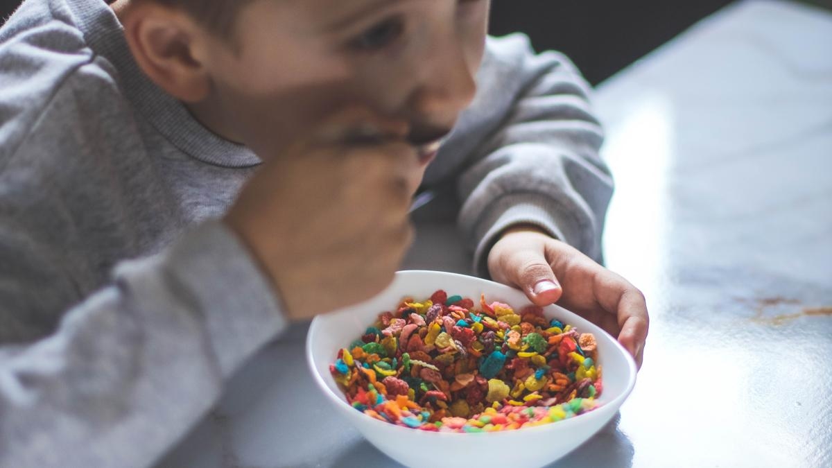 Metade da dieta infantil é ultraprocessada: como isso afeta a saúde delas?