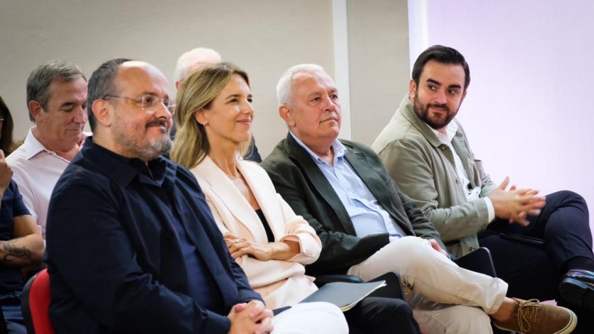 Feijóo, genel seçimler öncesinde konumunu güçlendirmek için Tarragona ve Girona'da PP'yi yeniliyor.