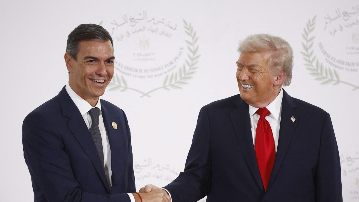 Trump e Sánchez apertam as mãos na cúpula da paz, apesar das diferenças.