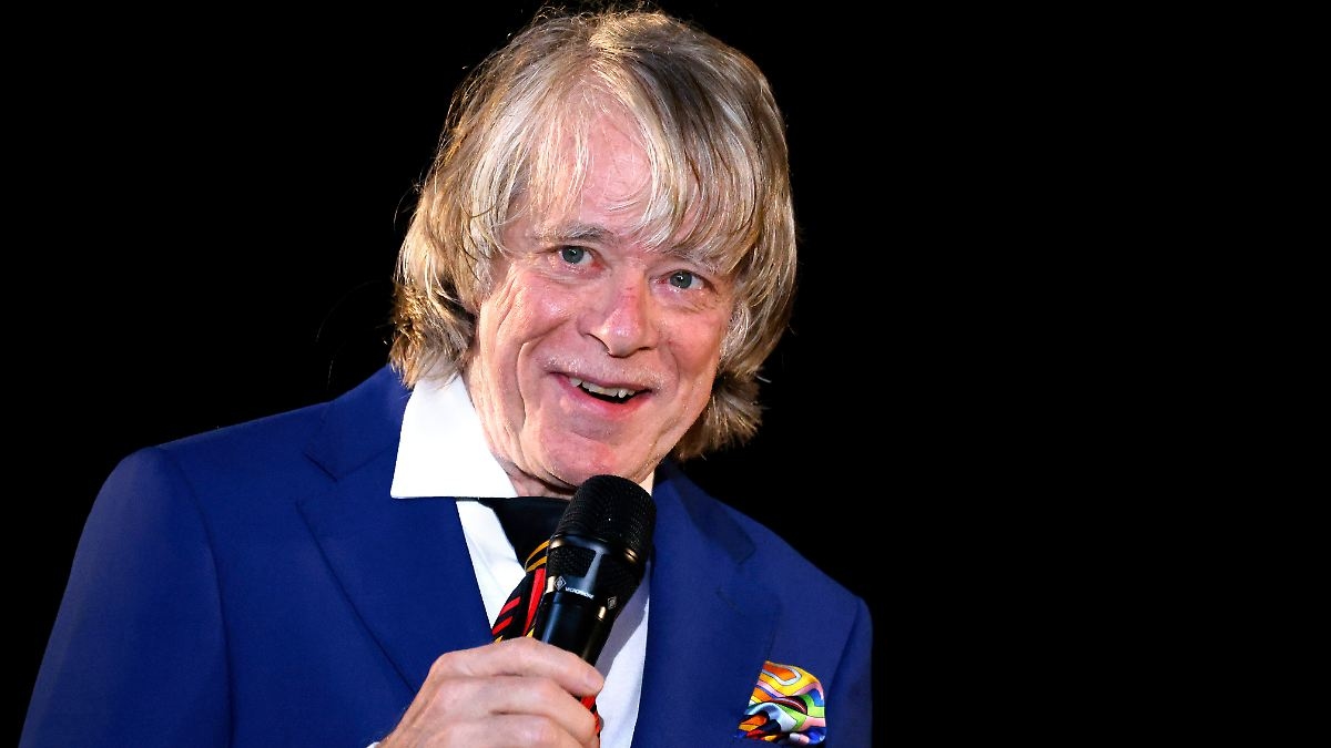 Helge Schneider continua a cantare: un brindisi alla torta del signore cantante