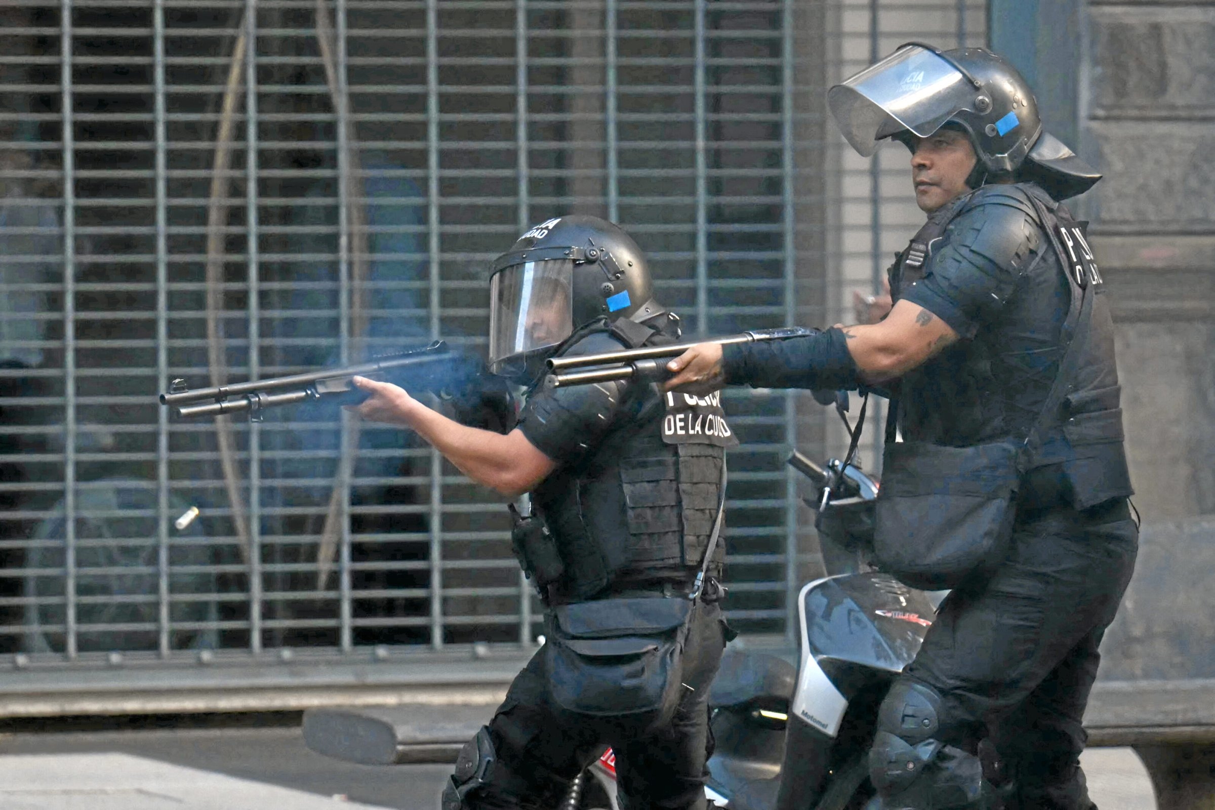 Argentina | Con manganelli, gas lacrimogeni e proiettili di gomma