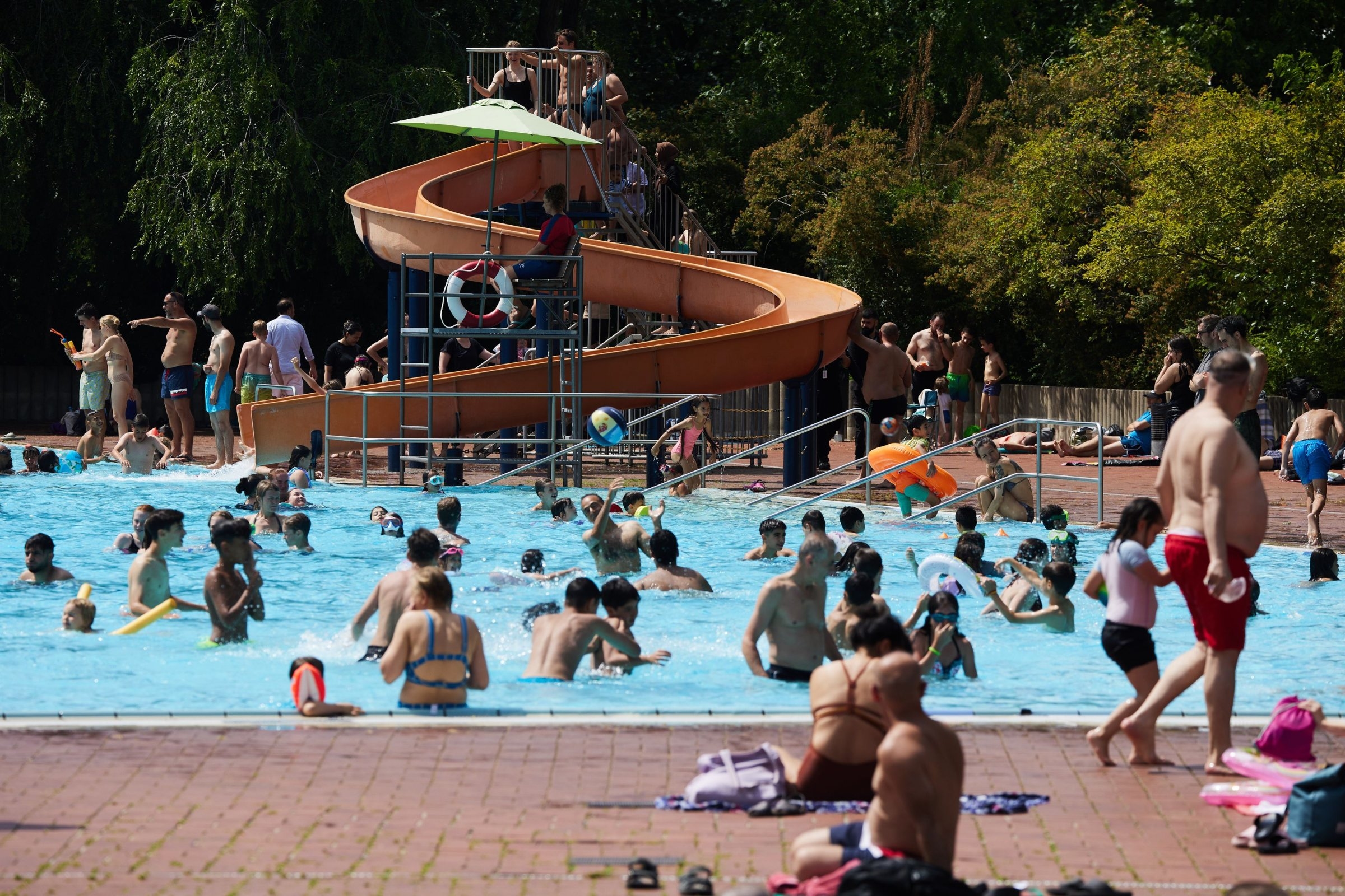 Piscine | La sinistra vuole salvare le piscine