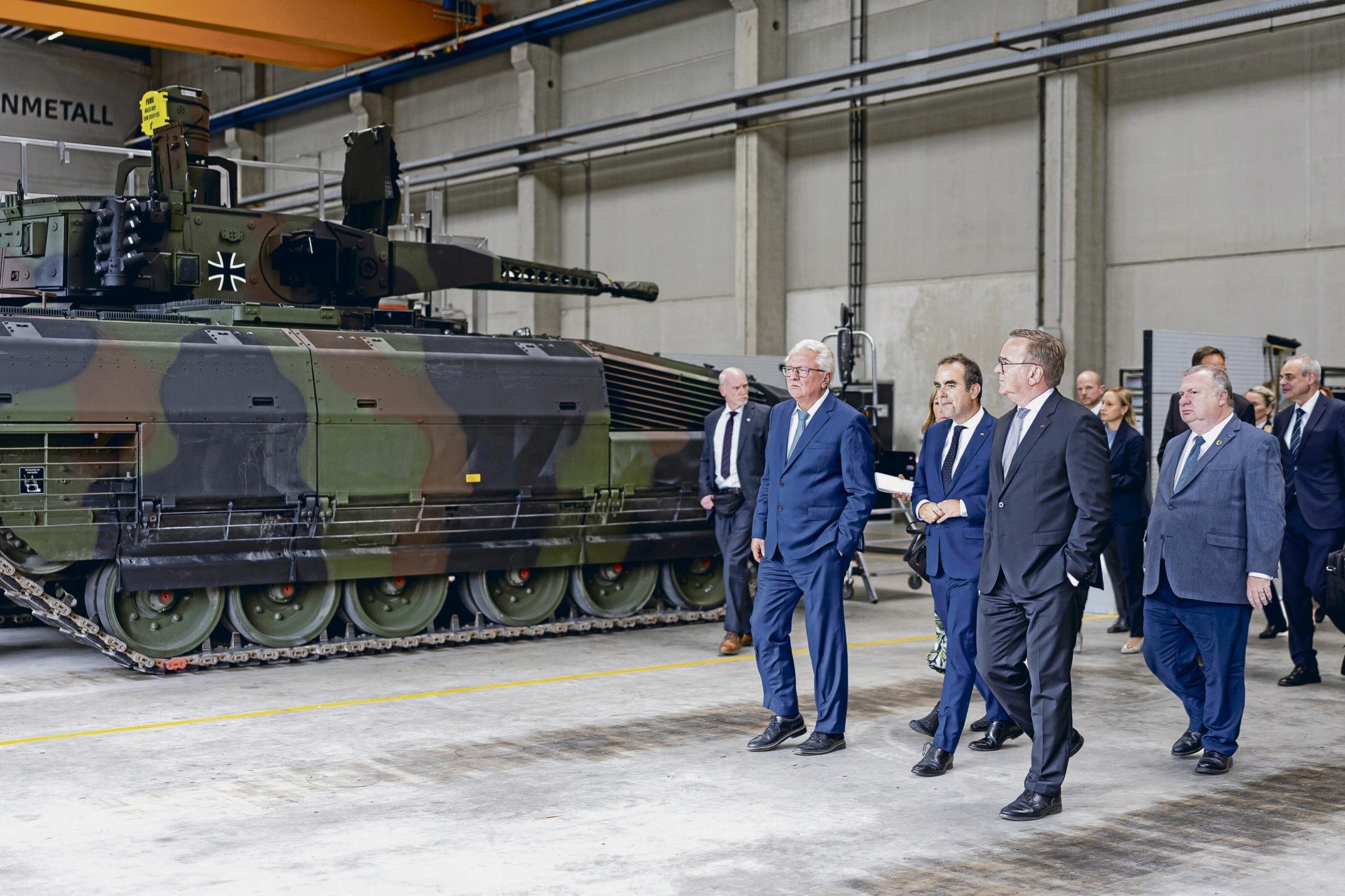 "Desarme o Rheinmetall" | Opositores pacíficos da guerra? Polícia proíbe acampamento em Colônia