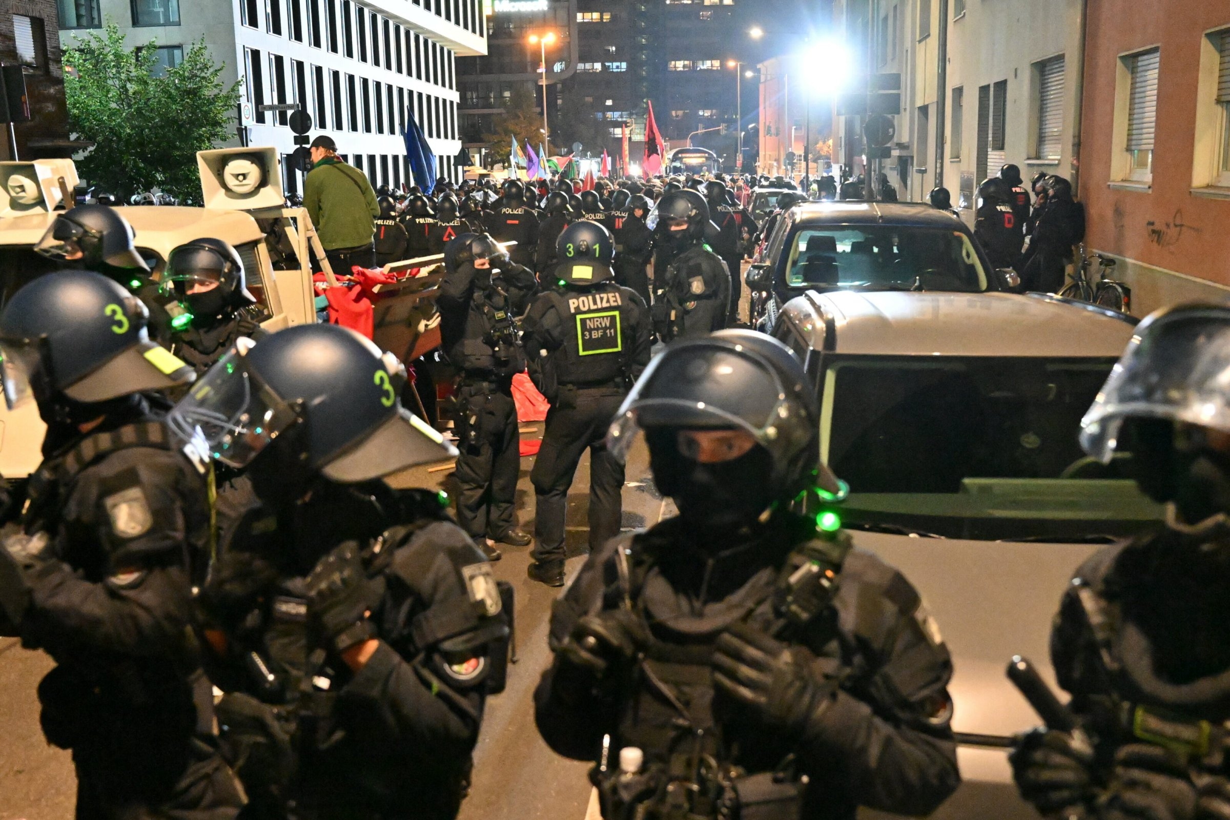 "Desarme o Rheinmetall" | Manifestação antiguerra em Colônia: Caldeirão policial brutal