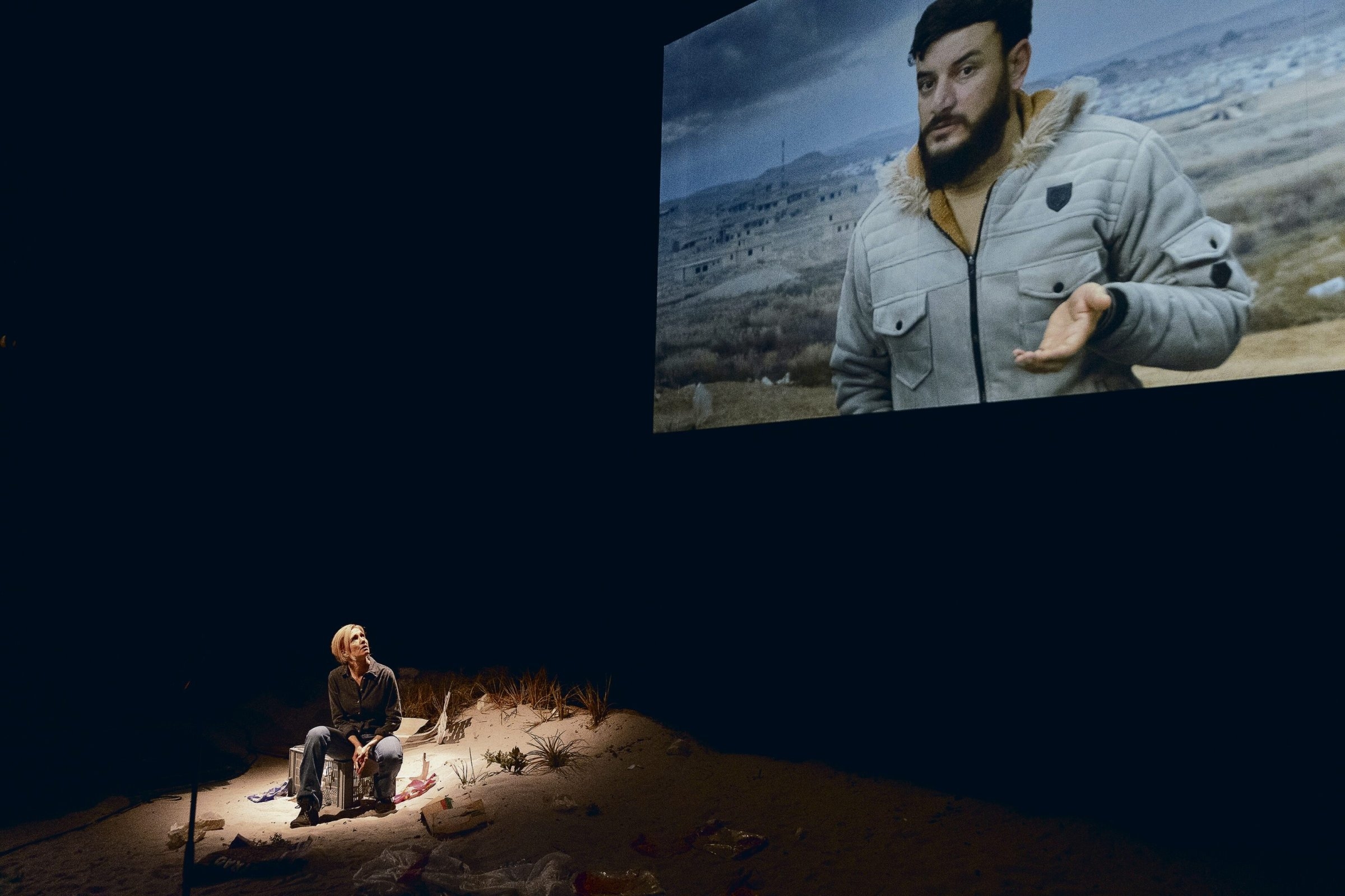 »Widzący« | Milos Rau w Schaubühne: Każdy zmarły to obraz