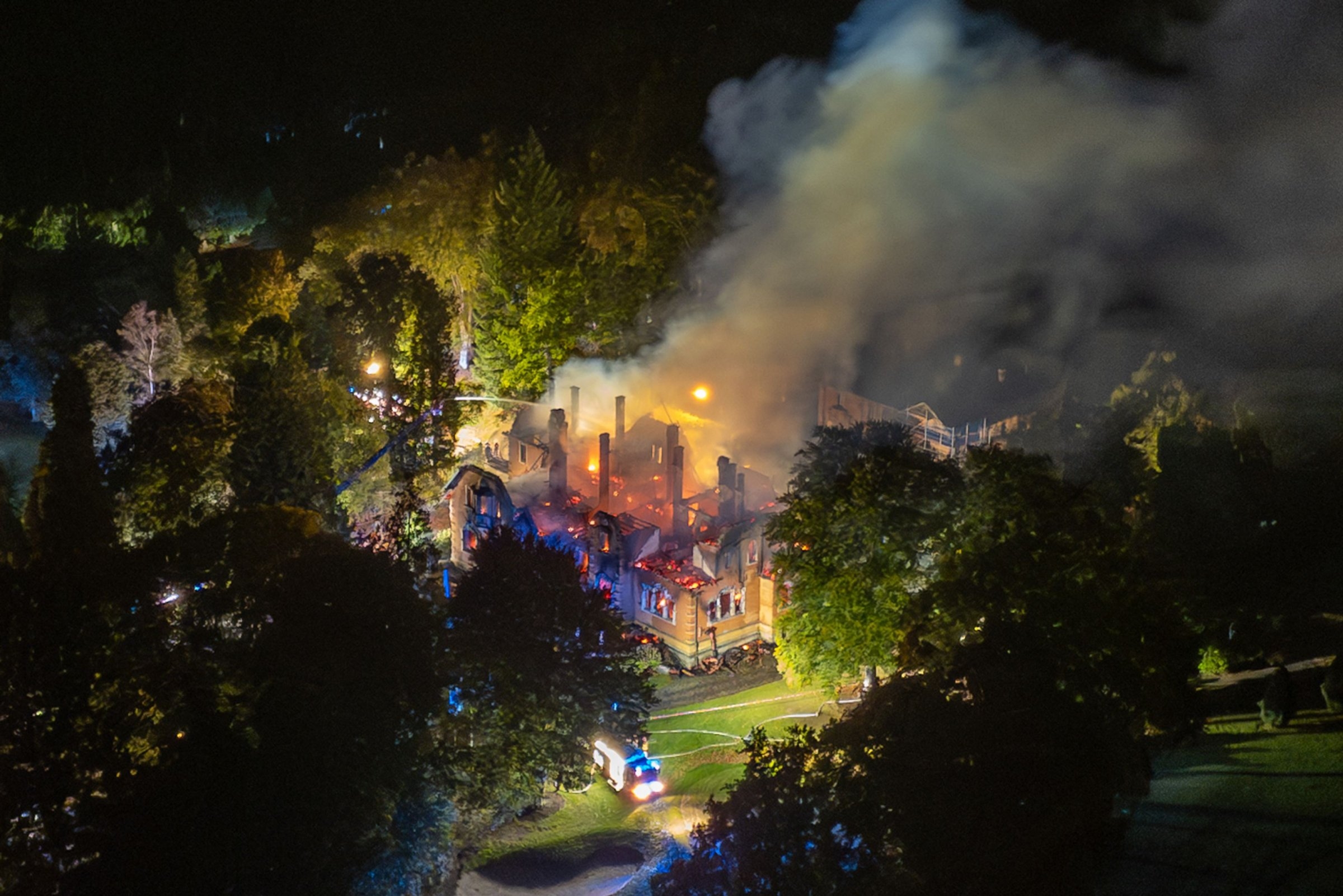 Jachthuis Thiergarten | Politie onderzoekt claims van verantwoordelijkheid na brand bij Thurn en Taxis