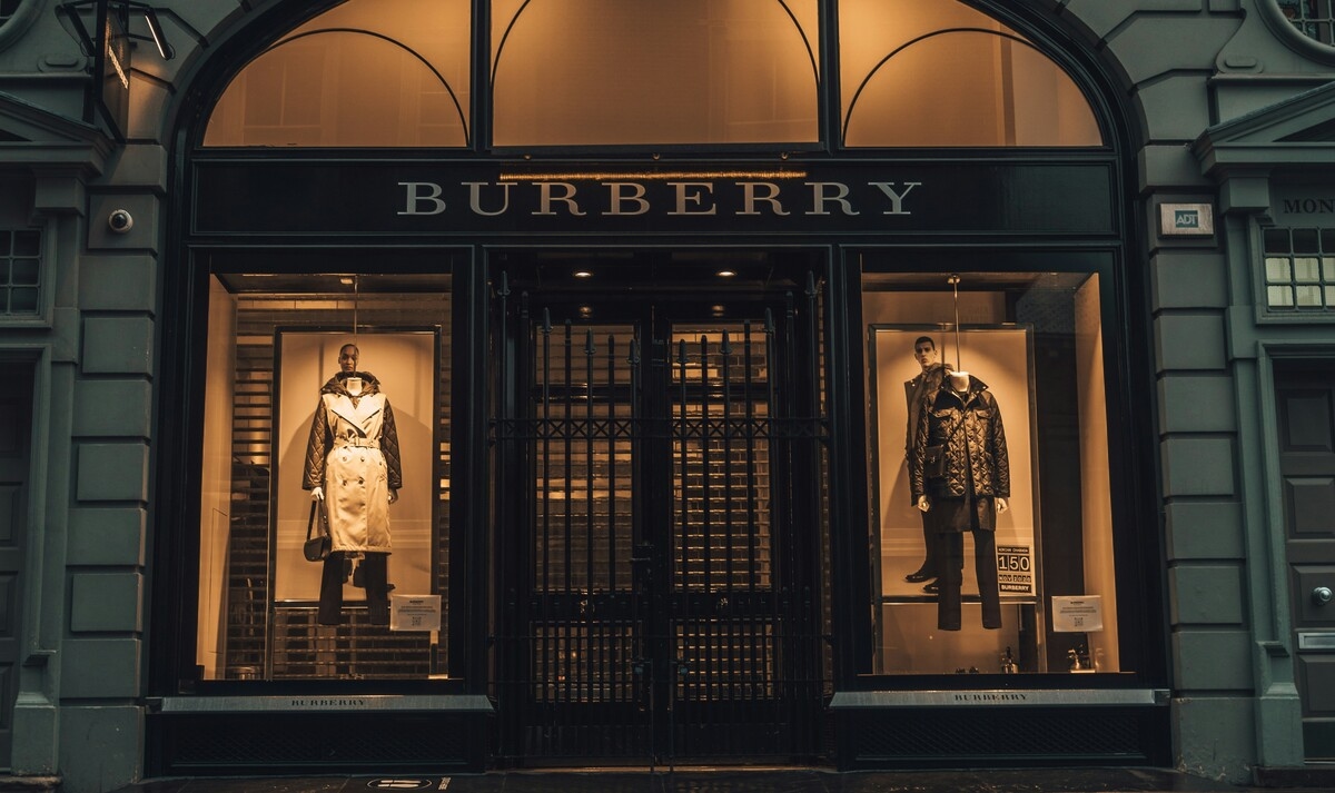 Colapso da Burberry, contas no vermelho: 1.700 trabalhadores correm risco de demissão