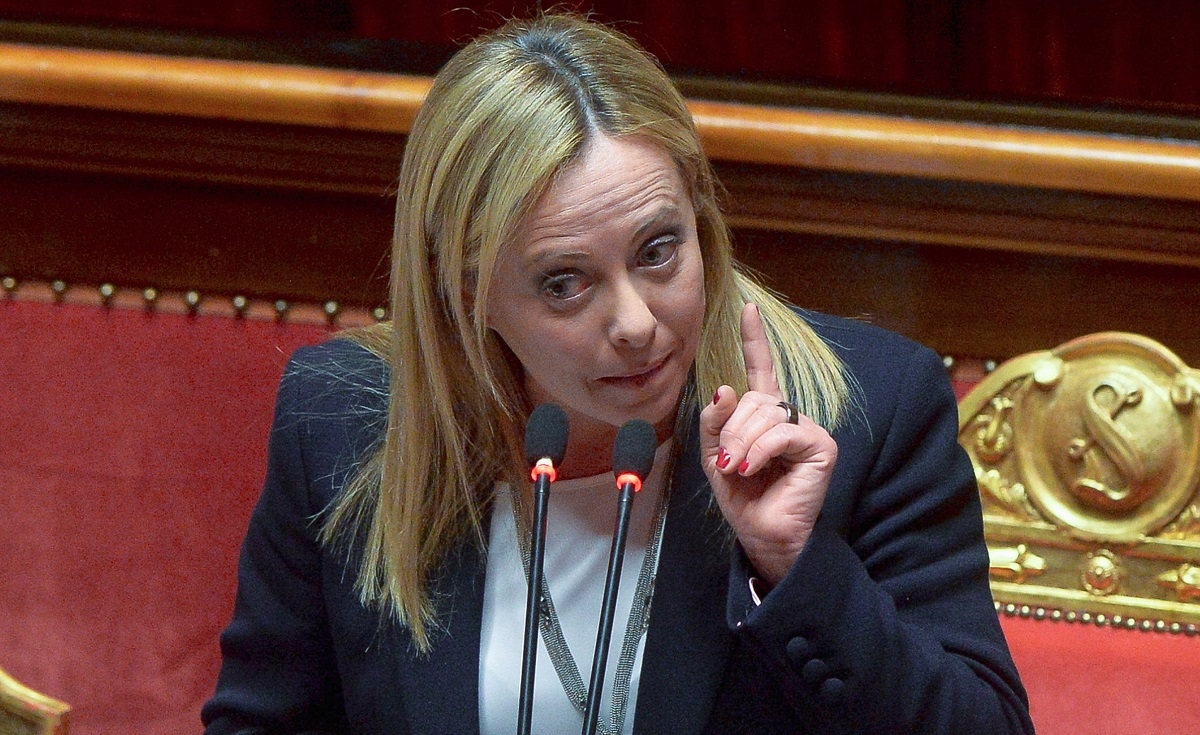 Meloni greift die Linke scharf an: „Schlagt uns nicht zu Hause und greift nicht auf ausländische Richter zurück.“