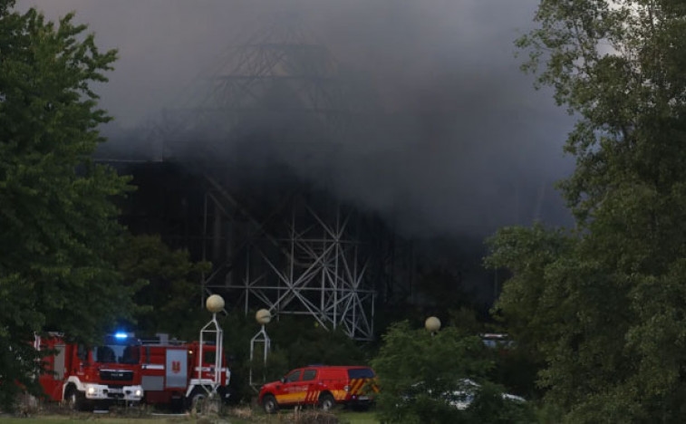 Vatrogasci lucha contra un incendio en un hospital dañado cerca de Zagreb