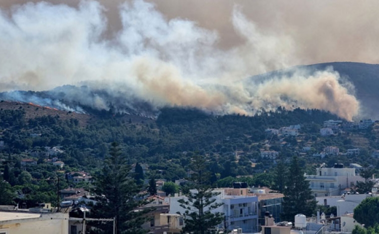 Yunanistan'ın Sakız Adası'nda 48 sati ağırlığında büyük yangın çıktı