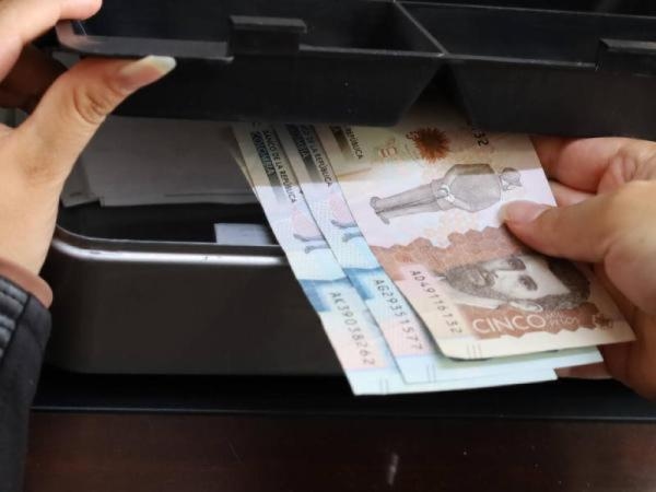Какова идеальная зарплата для жизни в Медельине без стресса в конце месяца, по мнению AI?