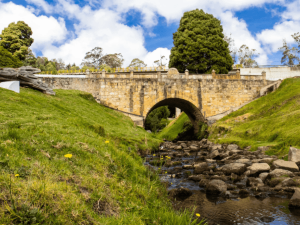Wunderschön: Der magische Ort in Kolumbien, an dem man über eine Wasserbrücke laufen kann